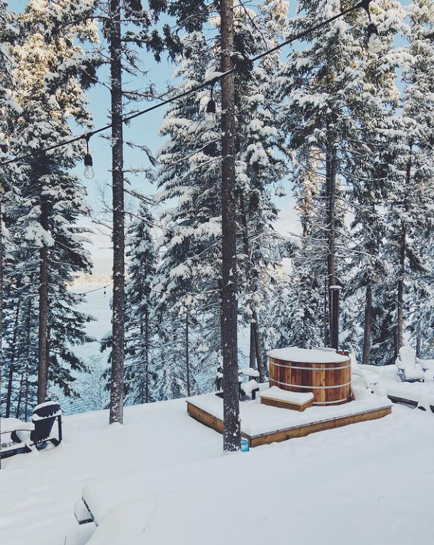 Cedar hot tub in the snow